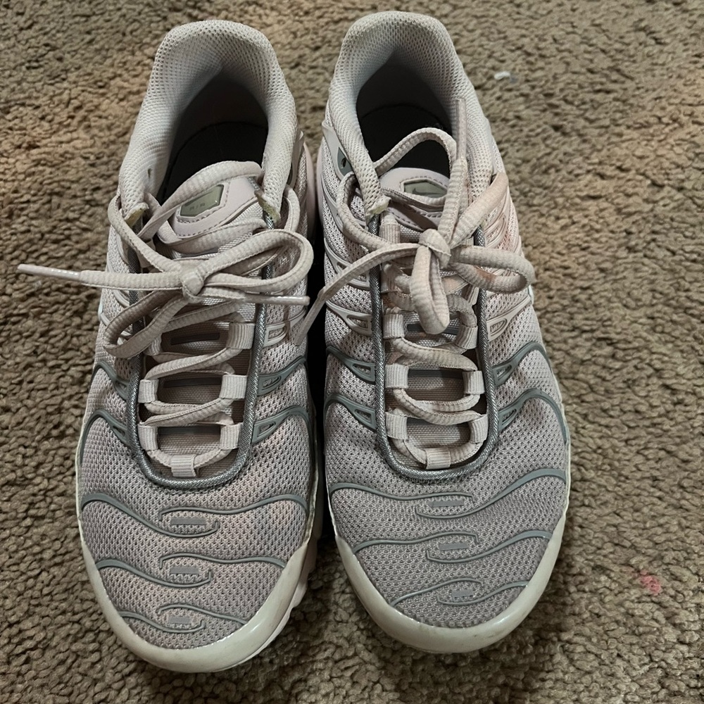 | Nike air max plus | Size: 4 | Color: Pink and grey |